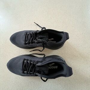 Brooks Men’s All-Black Athletic Running Shoes ADRENALINE size 10 GUC worn ONCE